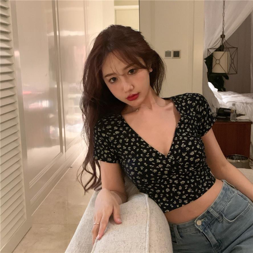 Áo Croptop Ngắn Tay Họa Tiết Hoa Với Thiết Kế Cổ Chữ V Gợi Cảm Dành Cho Nữ