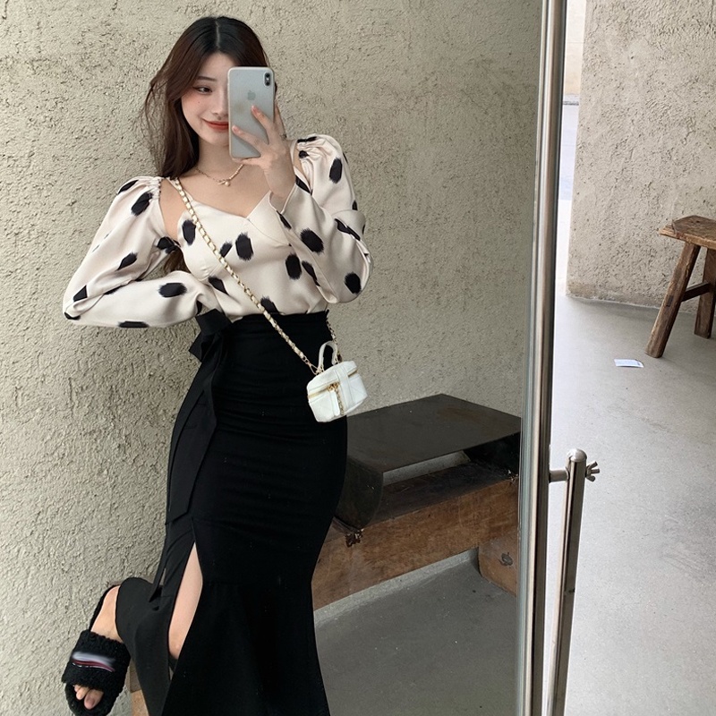 Set áo cổ chữ V + chân váy đuôi cá lưng cao họa tiết chấm bi phong cách Hong Kong