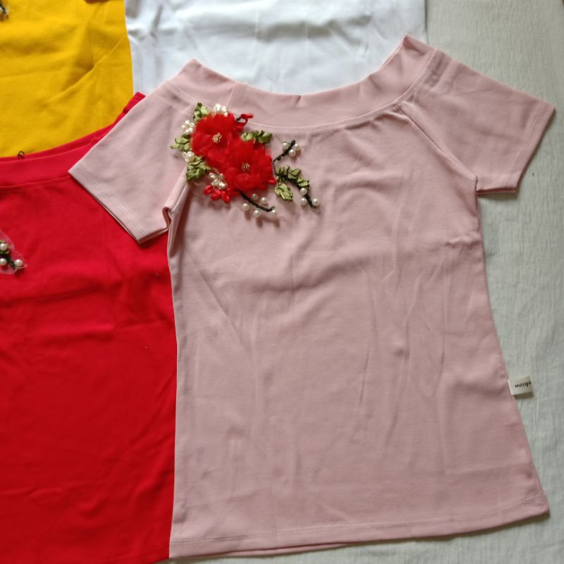 Áo Thun Nữ Cổ Thuyền Đính Hoa Nổi Có Thể Mặc Bẹt Vai Chất Thun Cotton Co Giãn Ôm Dáng Nhiều Màu Sắc