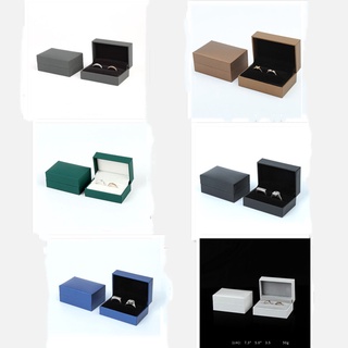 1 Hộp Đựng Trang Sức Bằng Da Màu Đen/Vàng/Xám Kích Thước 7.3x4.8x3.4cm Có Hai Vòng Nhẫn Tiện Dụng