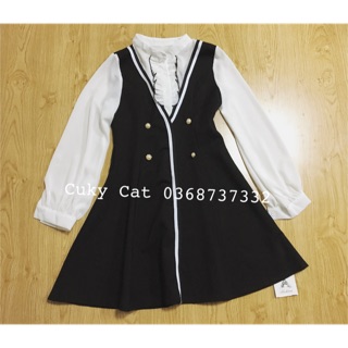 Váy đen viền trắng cổ bèo tay bồng