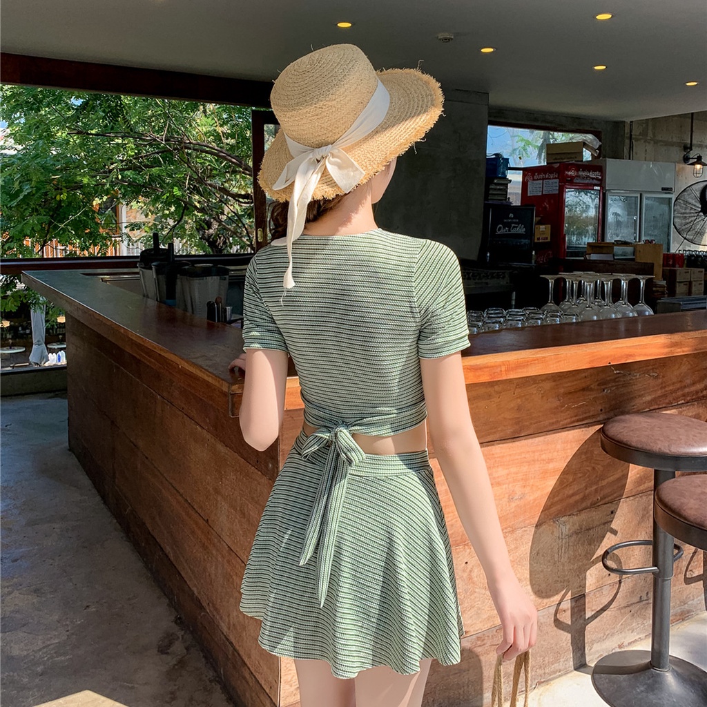 Bộ đồ bơi 2 mảnh kiểu dáng xinh xắn dành cho bạn nữ