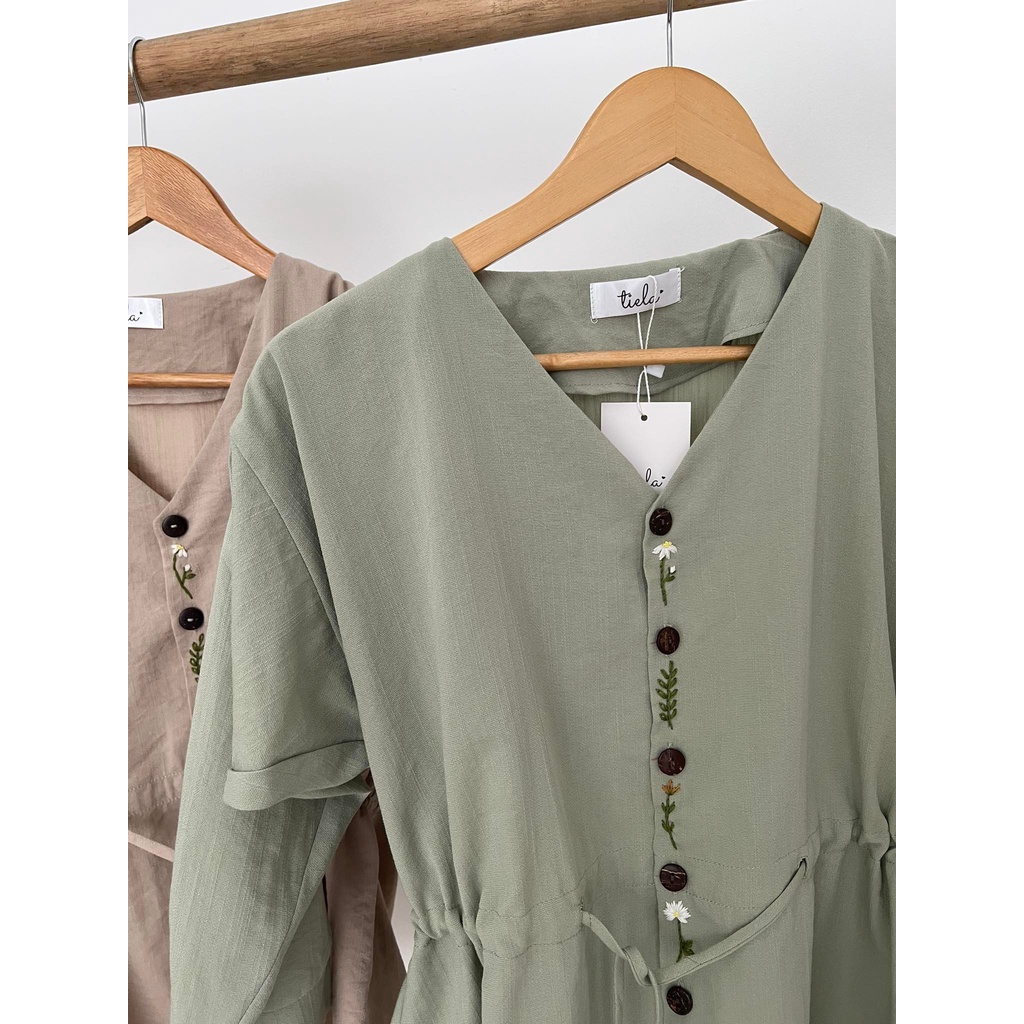 TIELA Áo thêu hoa dọc nút gỗ -Lina Shirt