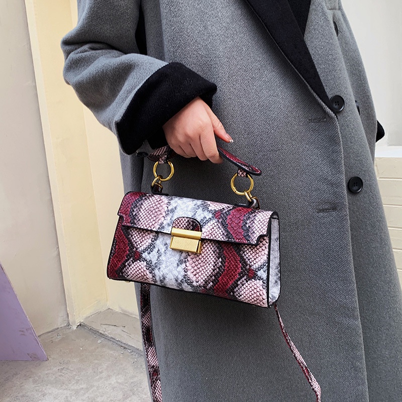 Túi Đeo Chéo Hình Vuông Họa Tiết Da Rắn Phối Dây Xích Thời Trang 2022 Cho Nữ