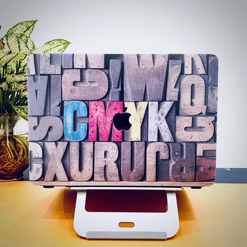 Case Ốp Macbook In Chữ Phá Cách(Tặng Kèm Phủ Phím Và Bộ Nút Bụi)