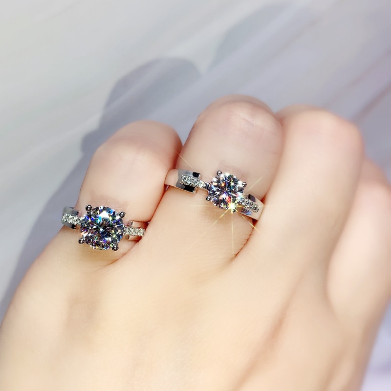 New Ring Inlaid with Moissanite Ornament