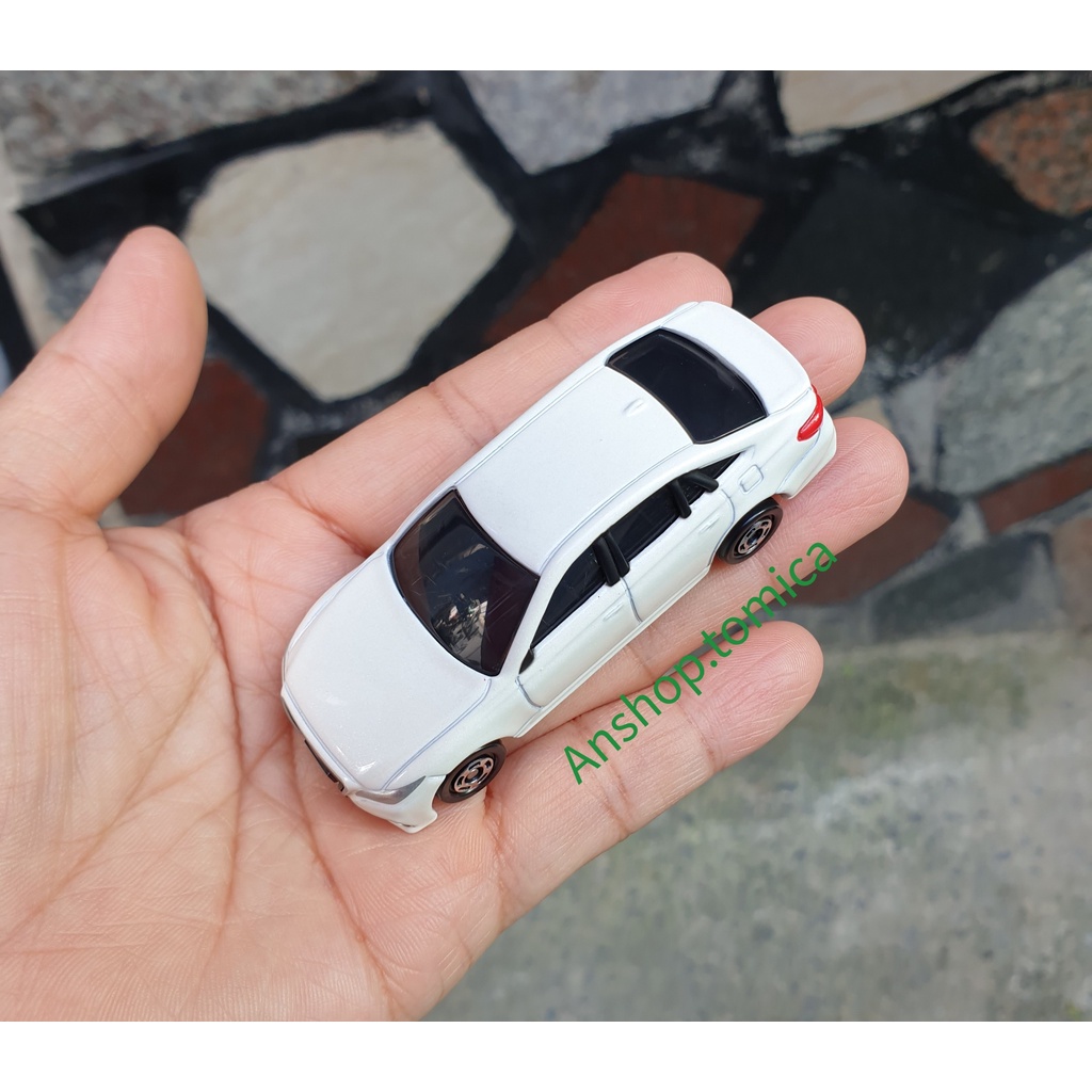 Xe mô hình tĩnh tomica Nhật Bản - Toyota Crown màu trắng