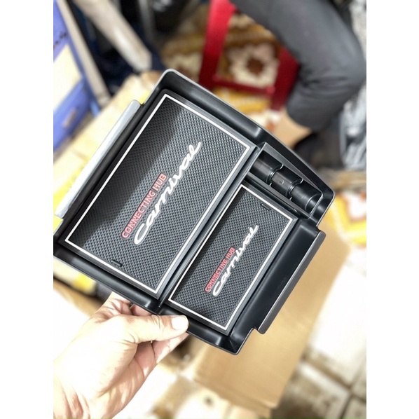 Khay để đồ hộp tỳ tay xe Kia Carnival 2022 - Hàng chuẩn zin theo xe