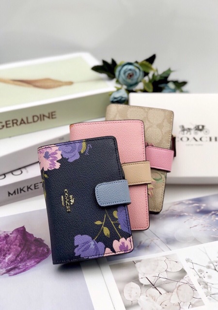 VÍ COACH NẮP GÀI HOA