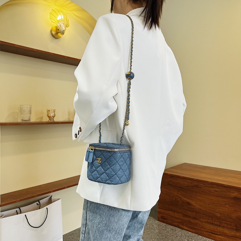 Túi Đeo Chéo Vai Đựng Mỹ Phẩm Có Dây Xích Thêu Họa Tiết Hình Thoi Phong Cách Mới Dành Cho Nữ