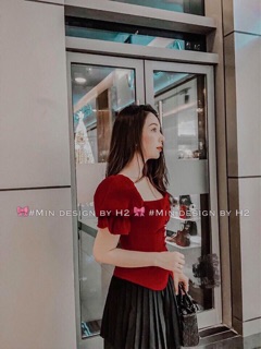 Áo đỏ cổ vuônb khuy bọc tay chun