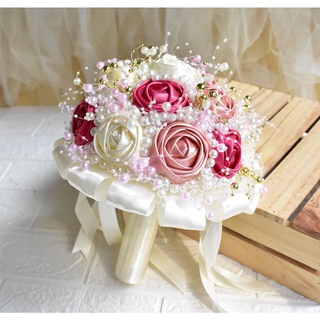 BÓ HOA CƯỚI CẦM TAY CÔ DÂU HẠT TRAI HẠT CƯỜM VÀ HOA HỒNG RUY BĂNG TÔNG HỒNG