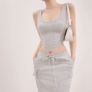 Áo corset đan dây và chân váy cạp trễ