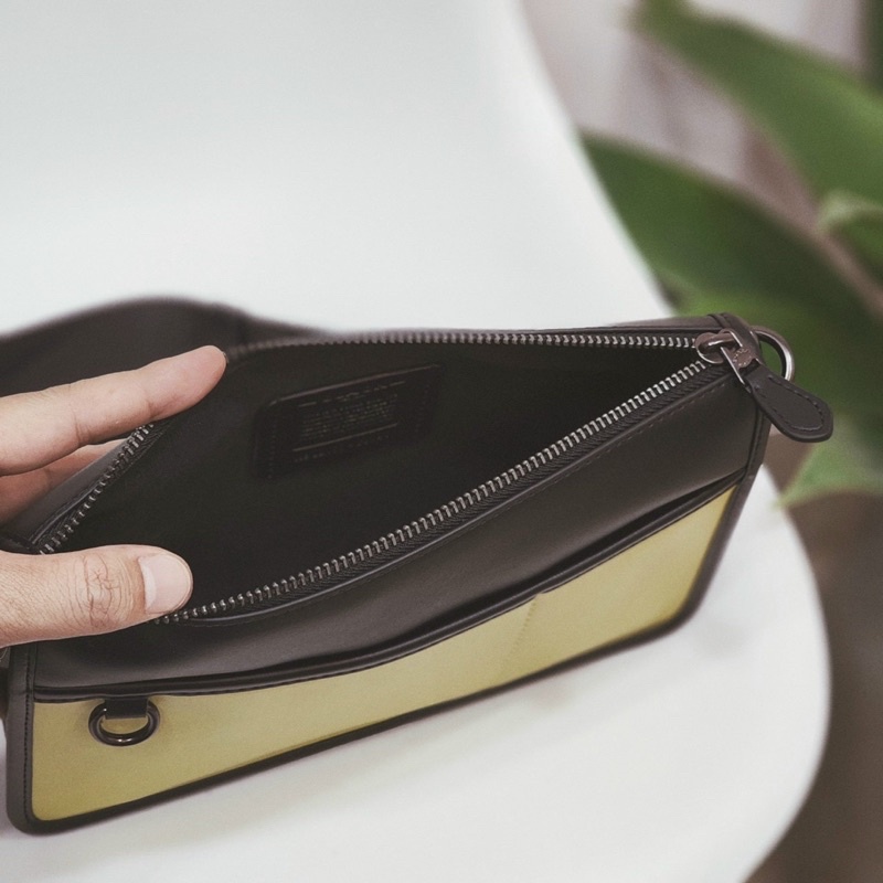 Túi nam đeo chéo Coach Heritage độc lạ