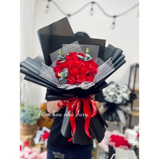 Bó hoa sáp 22b hoa đỏ giấy đen