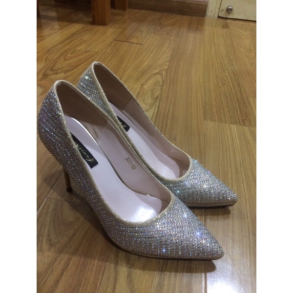 Giày đính đá lấp lánh ánh
