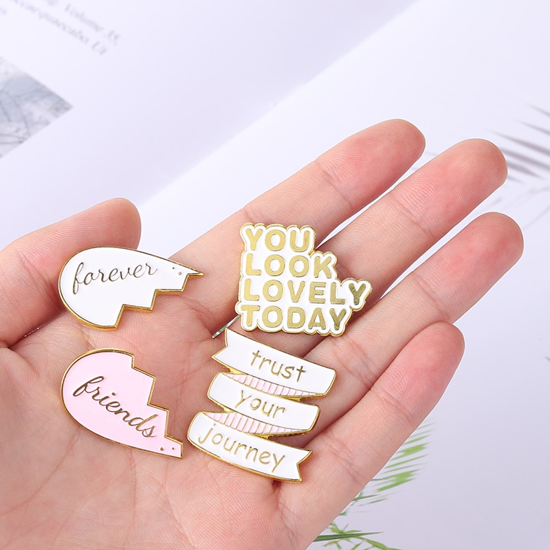 Huy hiệu cài áo bằng kim loại tráng men khắc chữ thời trang