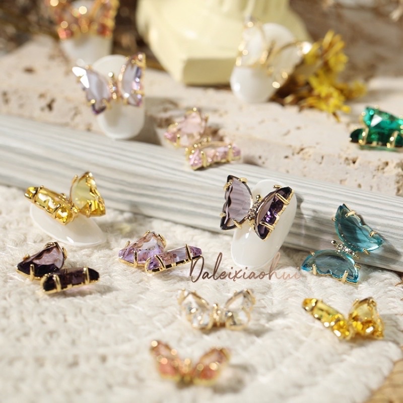 Cham b ướm ngọc gắn móng nail