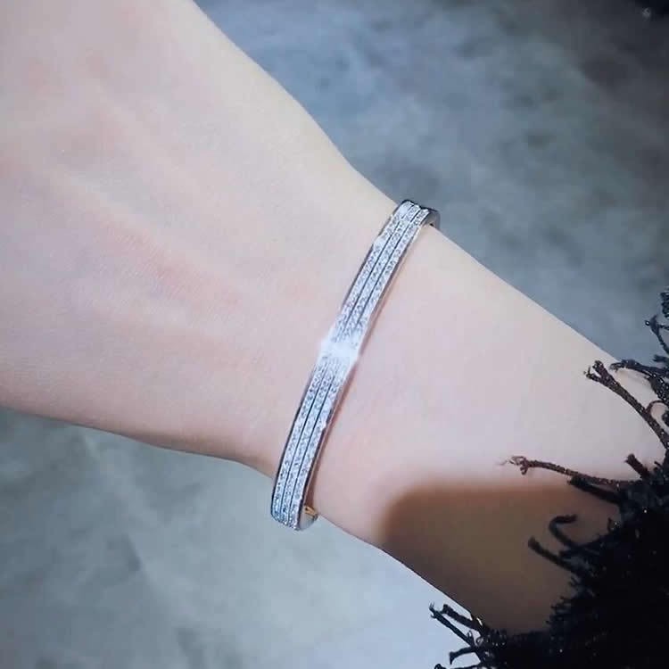 Vòng tay thời trang V82 xi mạ tĩnh điện cao cấp