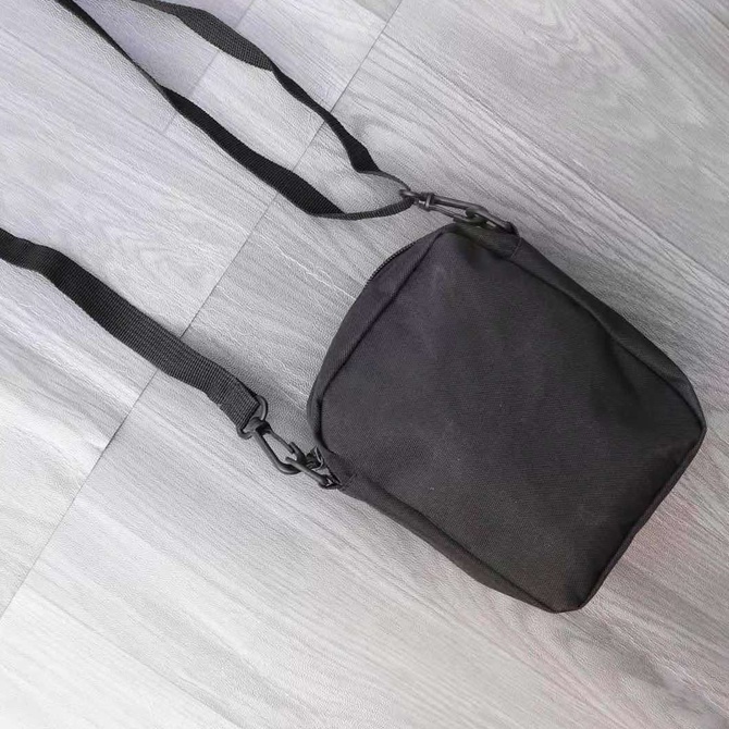 Túi Đeo chéo Stussy, Túi đeo hông Stussy chất liệu vải Canvas, màu đen SS2022 BapeVN