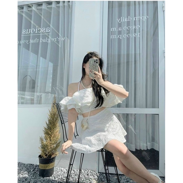 Set trễ vai cổ yếm TIBU, Áo croptop hở vai nữ kèm chân váy dễ thương màu trắng mặc đi chơi, siêu hot trend