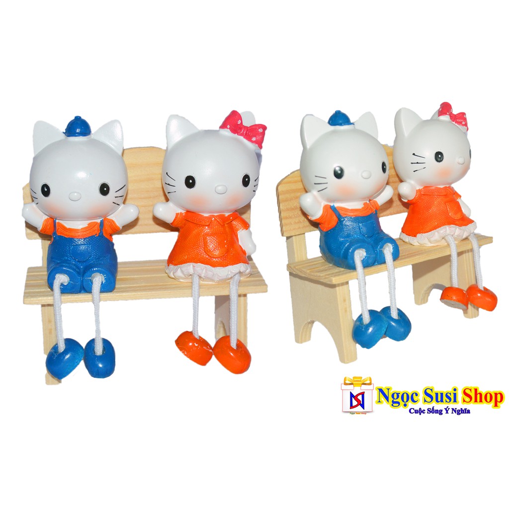 Cặp Mèo Kitty Ngồi Trên Ghế Bằng Cây