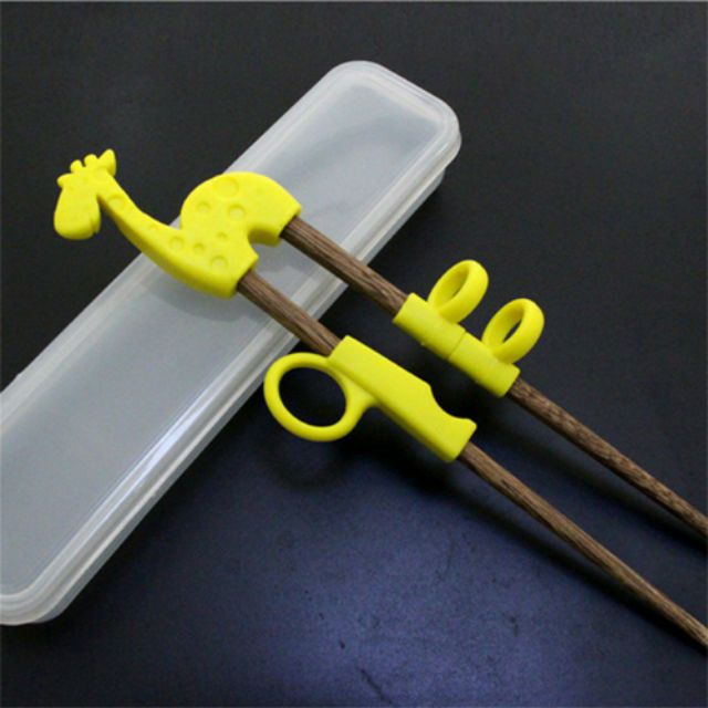 Đũa gỗ tập ăn cho bé có xỏ ngón kèm hộp đựng