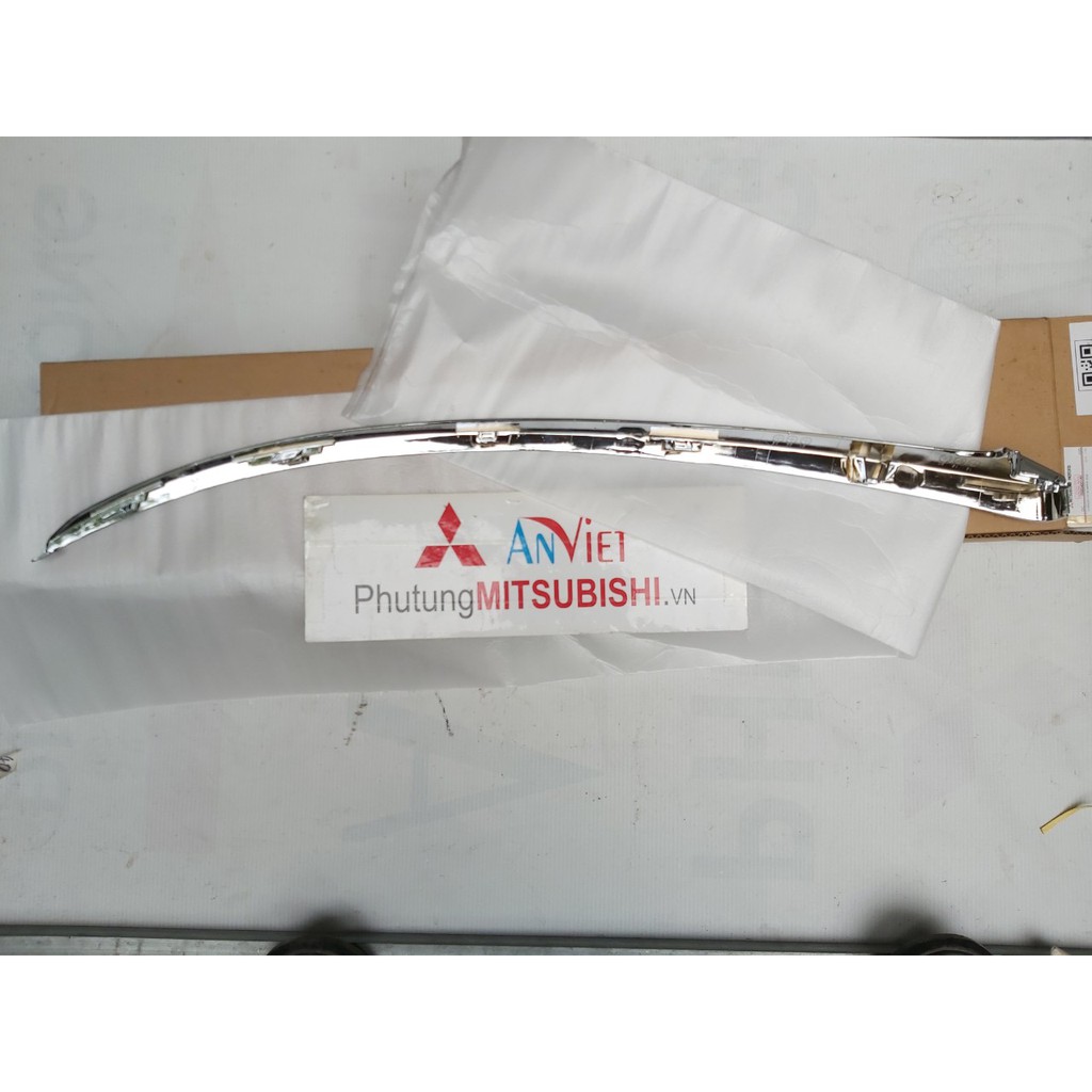 Viền mạ cản trước, nẹp mạ ba đờ sốc trước miếng trên xe Mitsubishi Xpander