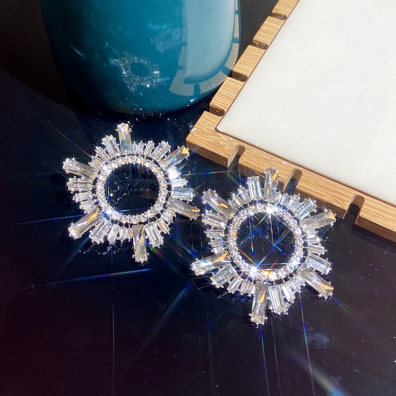 Bông tai đá đi tiệc