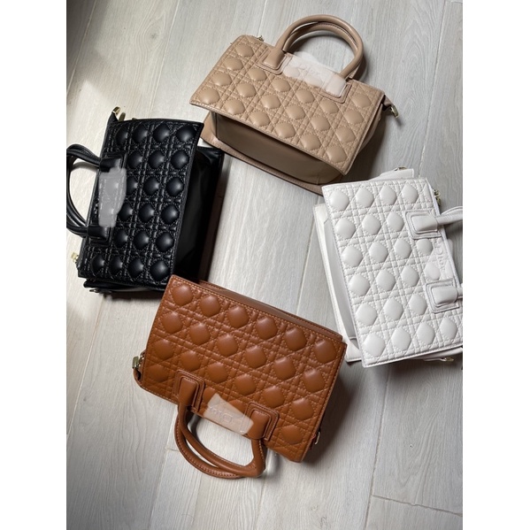 Túi cầm tay đeo chéo siz22cm.6 ô li,4 màu chọn lựa.Freeshipetra.