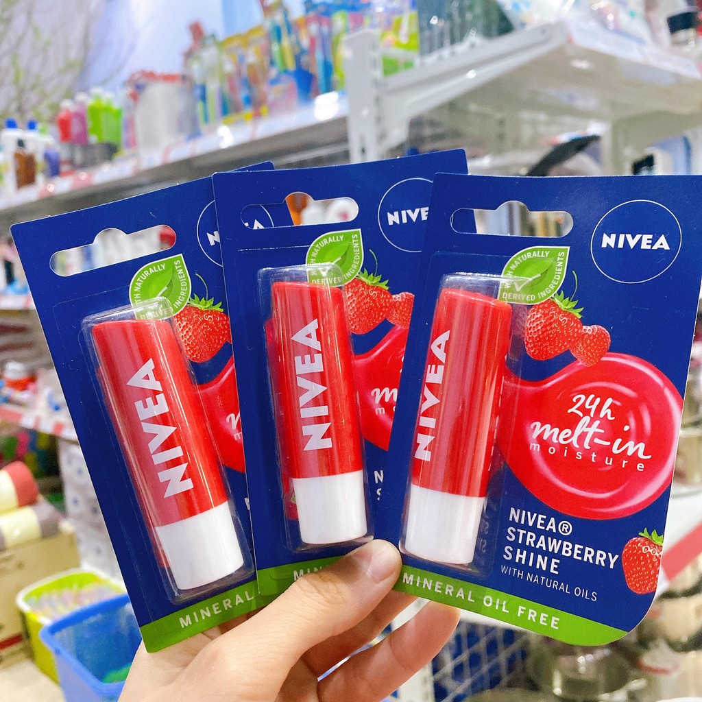 Son dưỡng môi Fruity Shine Strawberry Lip Balm Nivea 4.8g Đức