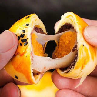 Bánh nhân đậu đỏ trứng muối