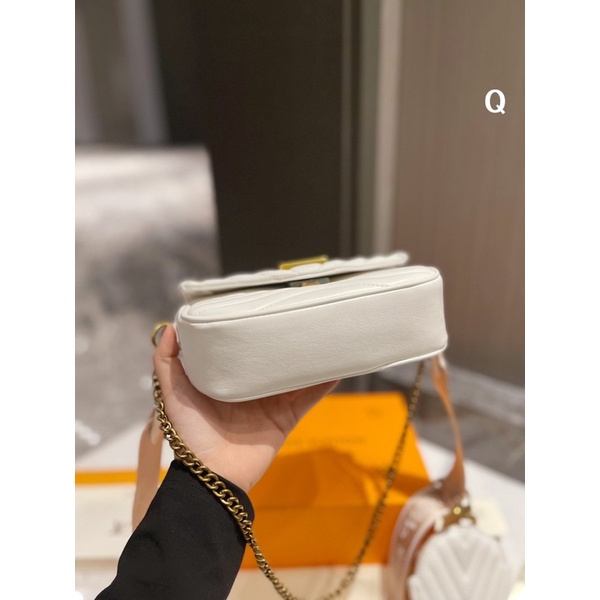 Túi đeo chéo nữ thương hiệu Louis Vuitton LV New Wave da thật cao cấp