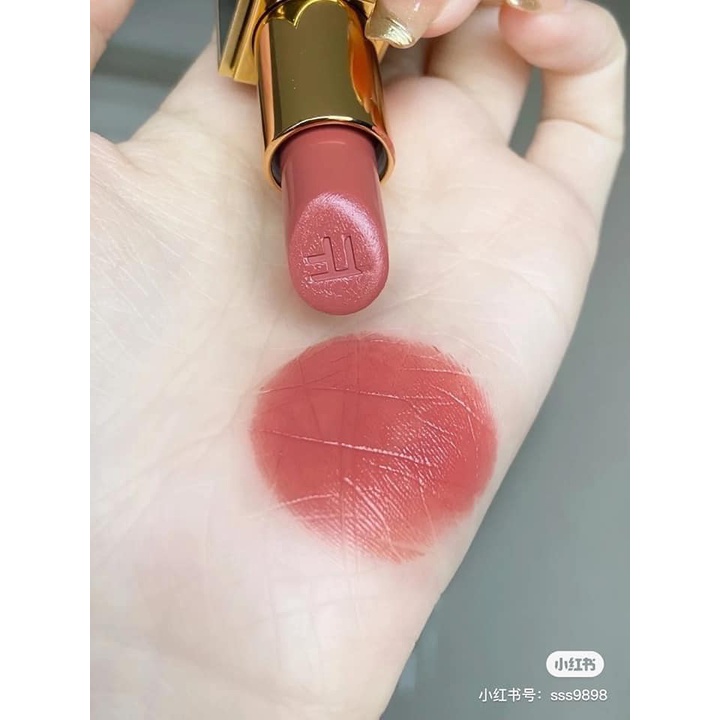 Son môi 𝗧𝗢𝗠𝗙𝗢𝗥𝗗 𝟬𝟭 𝗜𝗡𝗦𝗔𝗧𝗜𝗔𝗕𝗟𝗘 Tông màu hồng cam đất, chất son siêu mịn, thiết kế sang trọng, chắc tay