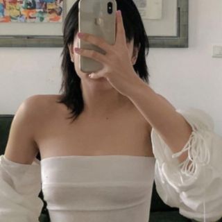 2 Áo ống tay  phồng rút  dây có  2 màu  đen  và  trắng.