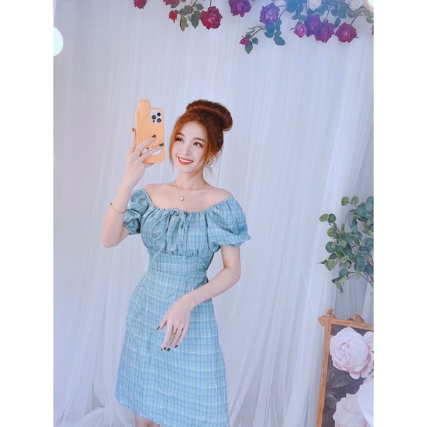 Đầm caro  cổ vuông nhúng ngực tay phồng.