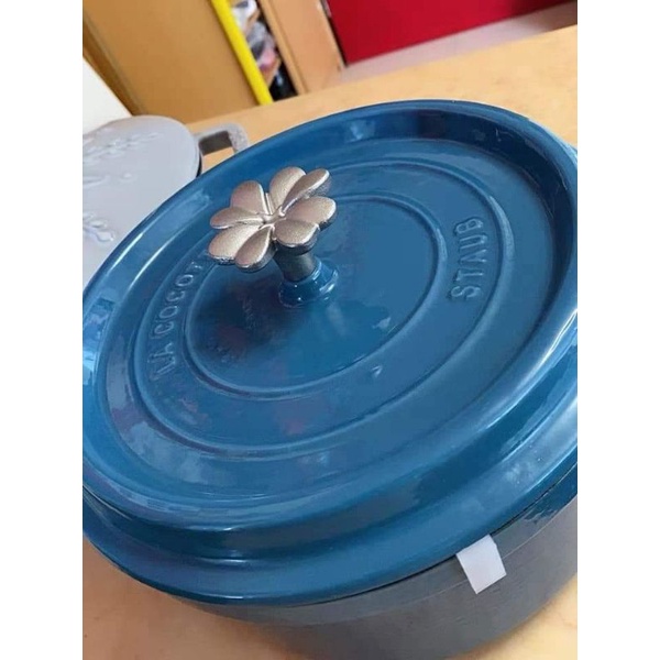 Nồi gang Staub núm hoa