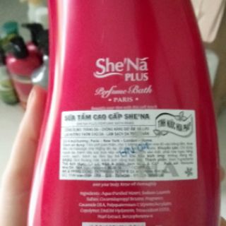 Sữa tắm SheNa Plus.
