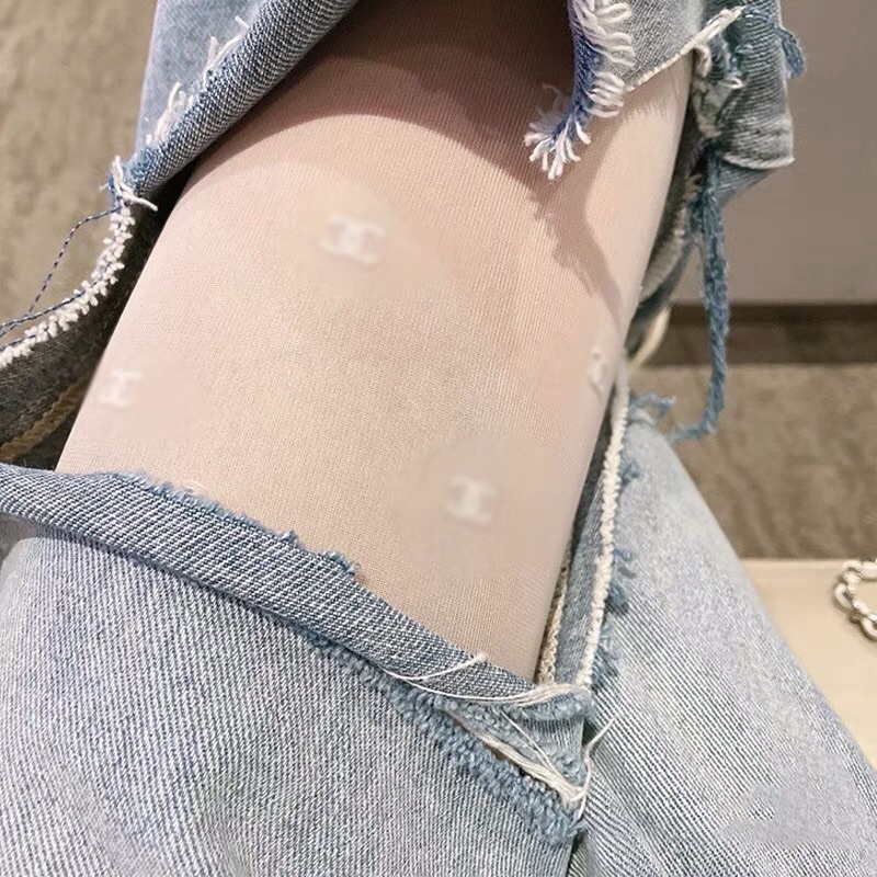 Quần jeans lưng cao rách gối to siêu hottrend 2023