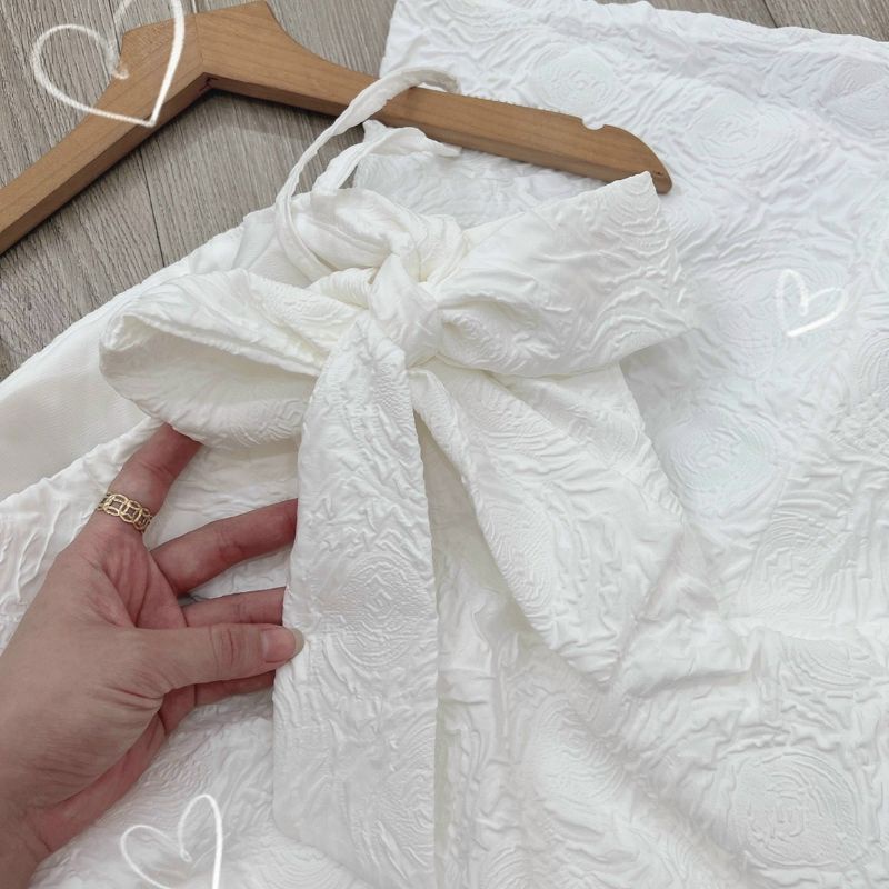 Đầm gấm xoè nơ rớt vai