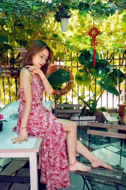 Đầm maxi dài 2 dây hoạ tiết lá cây phù hợp mùa hè