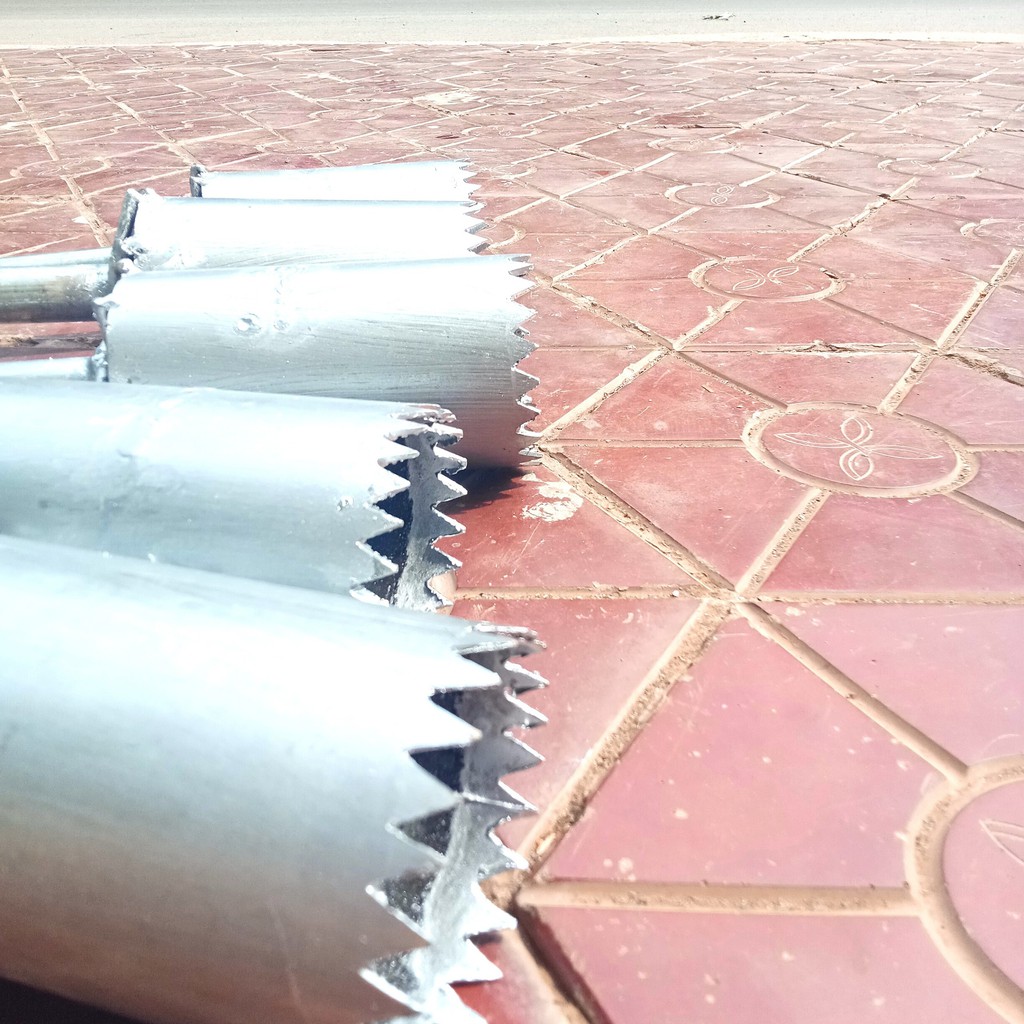 Dụng cụ đục lỗ màng phủ nông nghiệp tiện lợi cho nhà nông