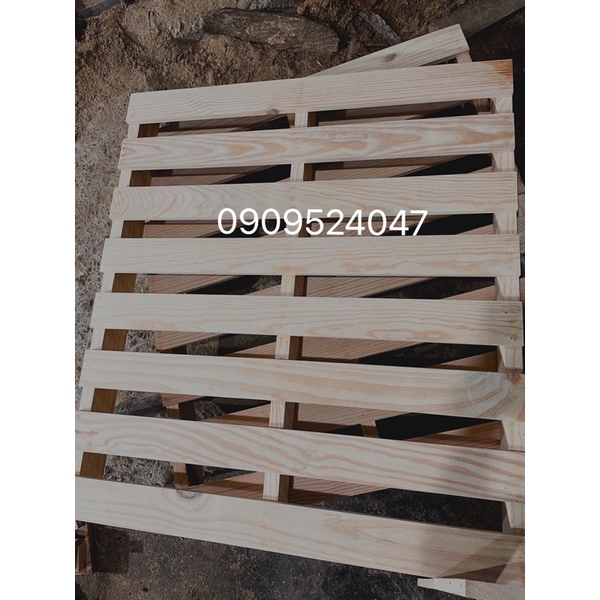 Giường pallet gỗ thông chân khuyết cao 10cm