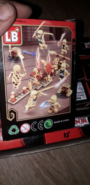 Lắp ráp 1 hộp LegoNinjago Gold LB393 có nhiều chi tiết