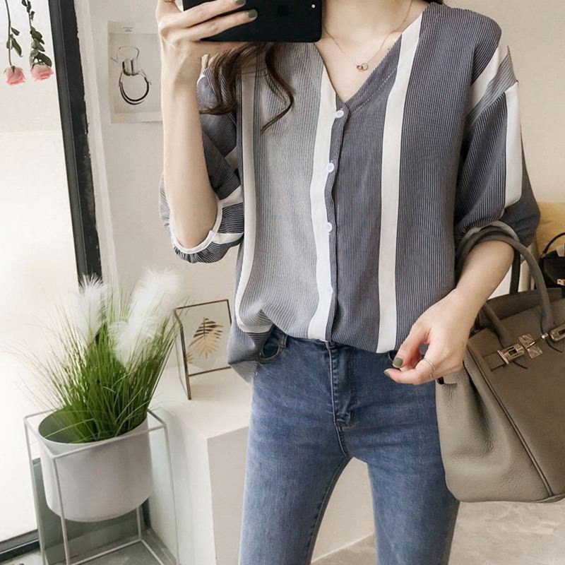 Áo kiểu chất Chiffon hoạ tiết kẻ sọc thiết kế cổ chữ V nữ tính
