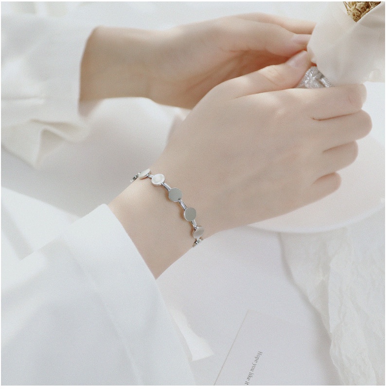 Lắc Tay Nữ Titan Ko Đen Dây Mì Dẹt Và Nhiều Hình Tròn Nhỏ TT 4068