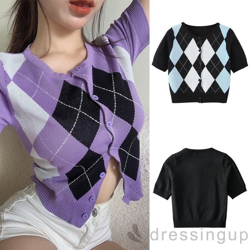 Áo cổ tròn ngắn tay phối nút cài màu nổi họa tiết Argyle dành cho nữ