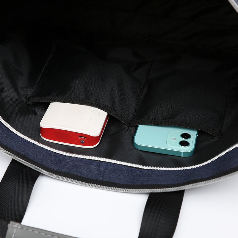 Hồ sơ túi xách hành lý tay to lớn đàn ông và phụ nữ họp bàn | BigBuy360 - bigbuy360.vn