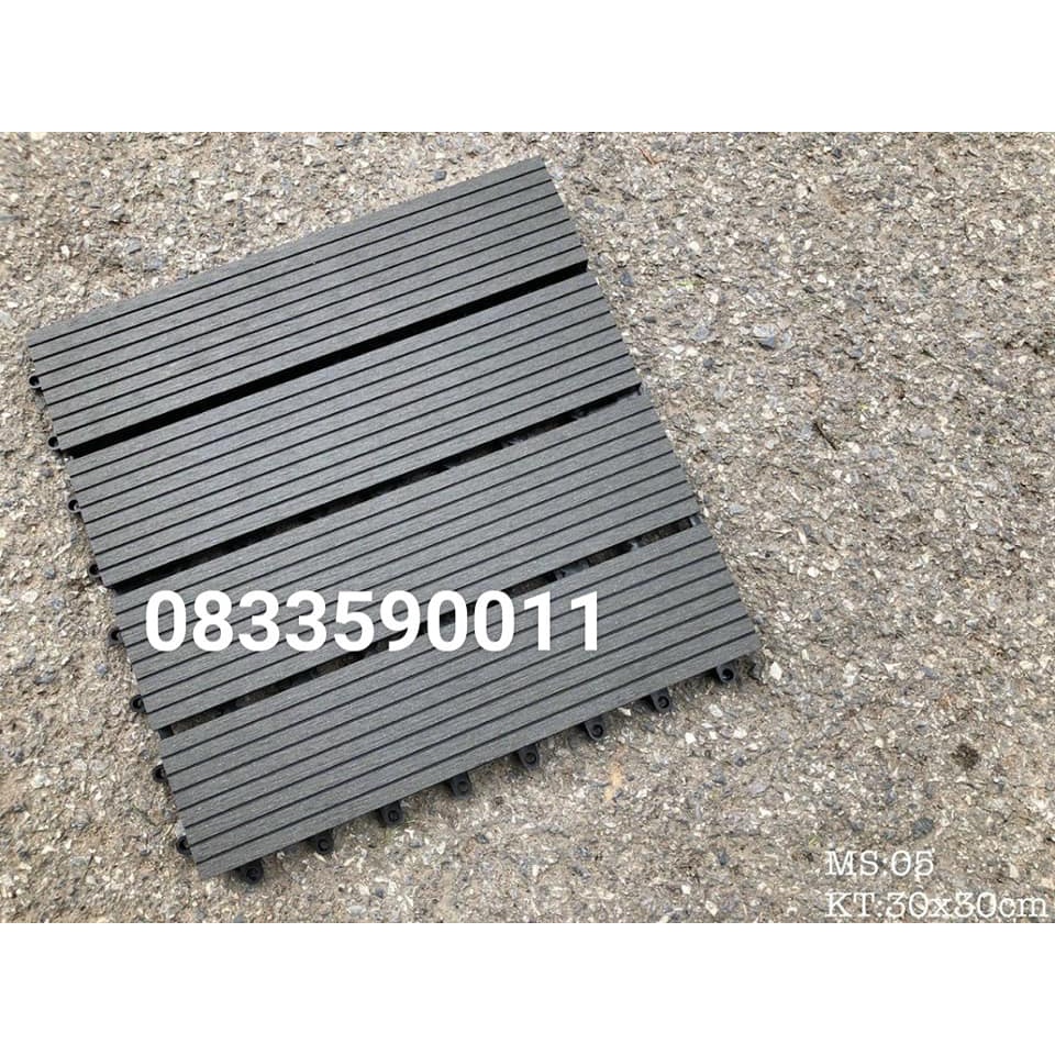 Trang trí vách ban công gồm vỉ sàn composite và chậu. Nhận thi công