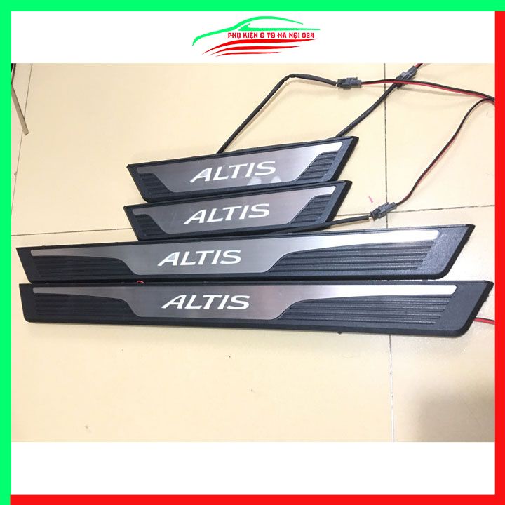 Bộ 4 nẹp bước chân ngoài có đèn Altis 2014-2021 chống trầy làm đẹp ô tô
